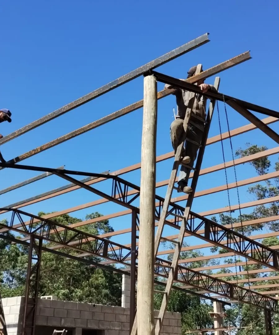 Trabalhadores montando estrutura metálica sob medida